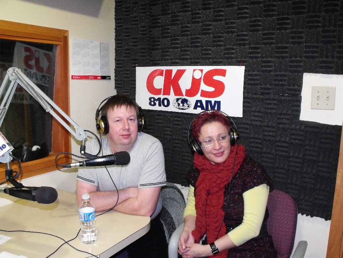 Wywiad w radiu polonijnym, po prawej: Magda Zielińska z UWM