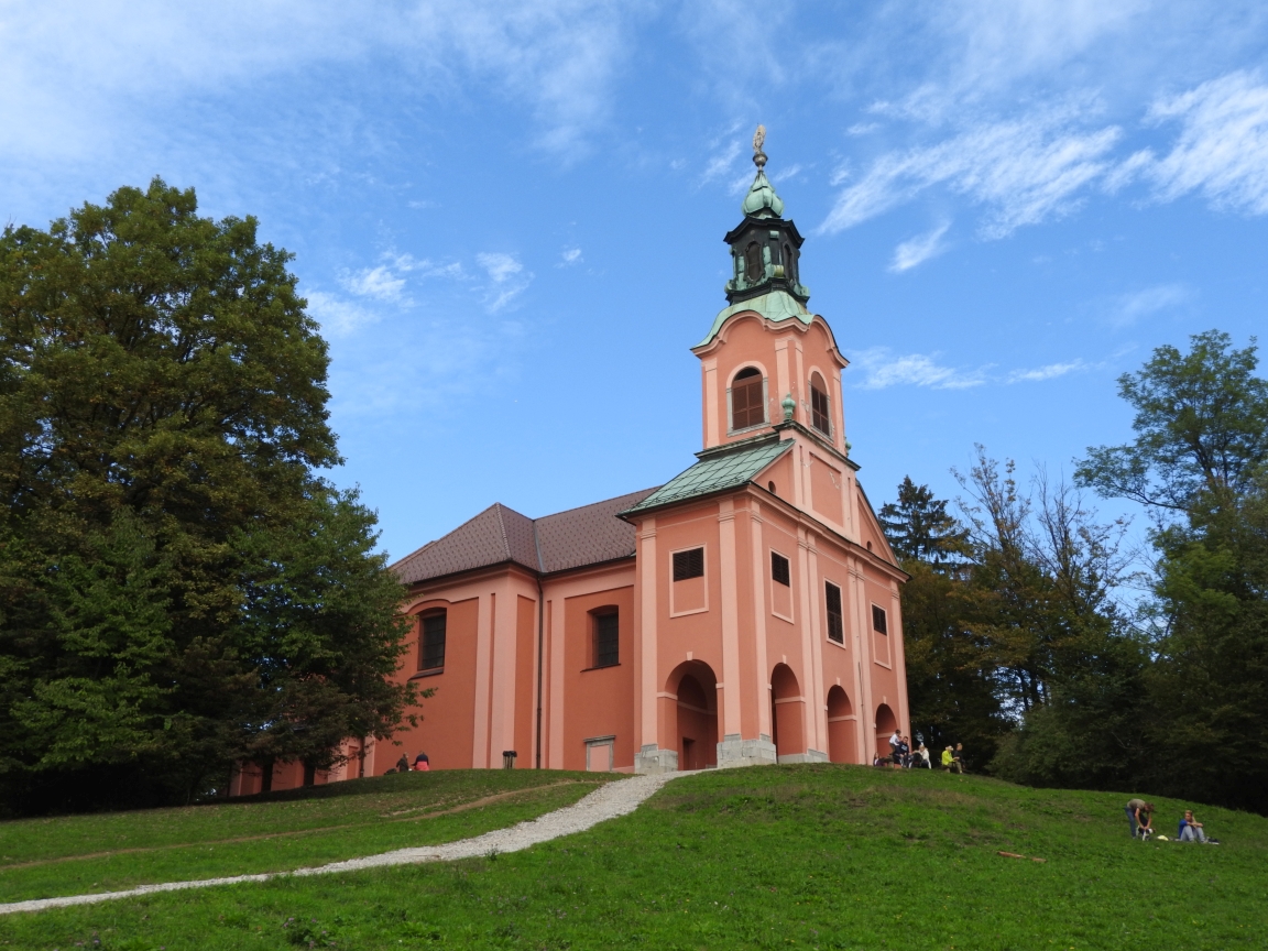 Rožnik i Kościół Nawiedzenia Marii Panny